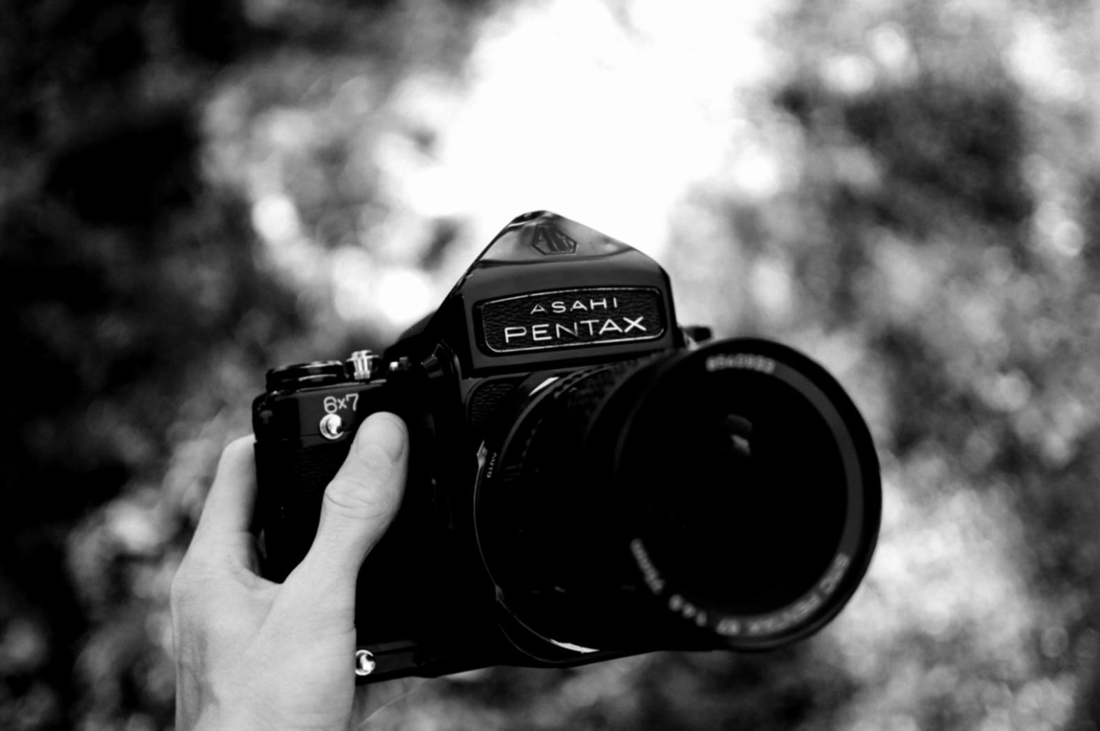 Studio de motion design avec écrans multiples montrant des animations en cours de création