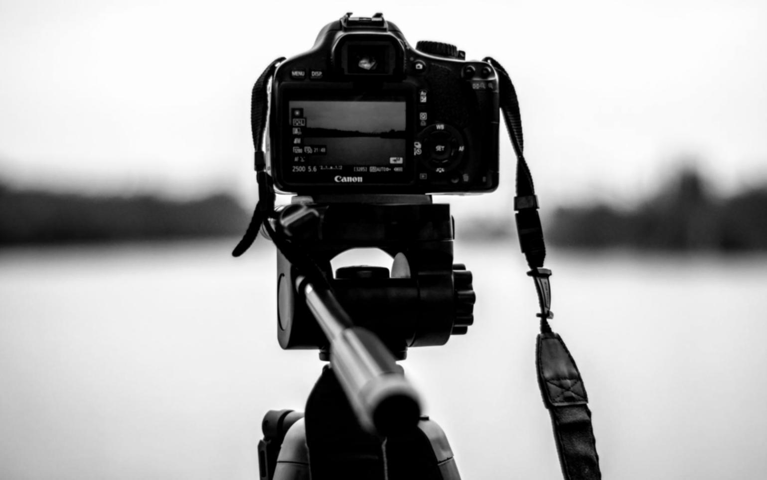 Composition complexe avec éléments 3D et effets de particules en mouvement